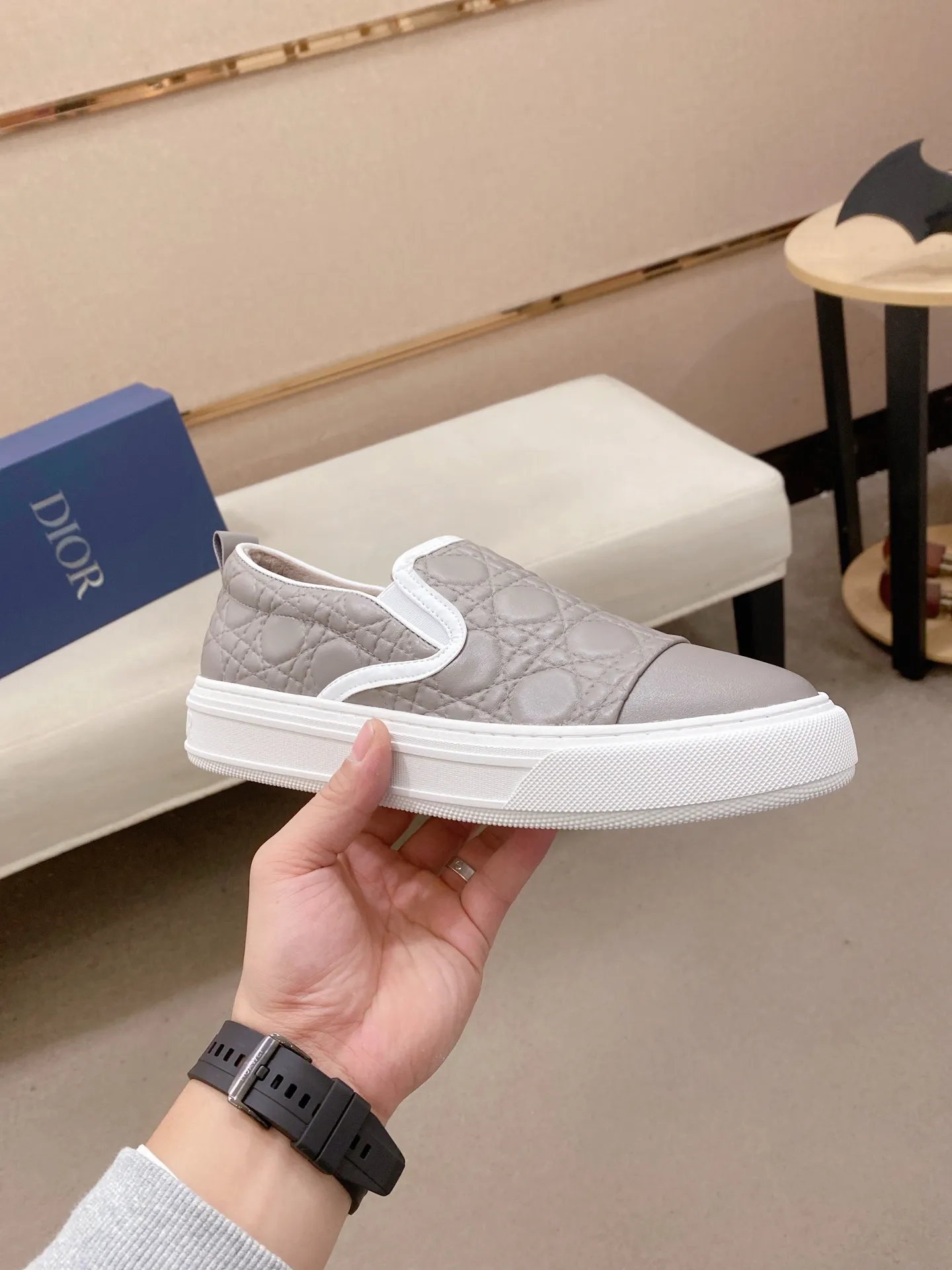 Factory price: 380💰 (leather lining * velvet lining optional) [Dior·Dio*] new casual sports style men's shoes, brand new design, perfect workmanship, slip-on lazy style to create cabinet quality, upper: imported first-layer cowhide, sheepskin lining is soft and comfortable, ultra-light rubber wear-resistant outsole, simple, versatile men's shoes, size: 39-44. Can be customized.45.46.47